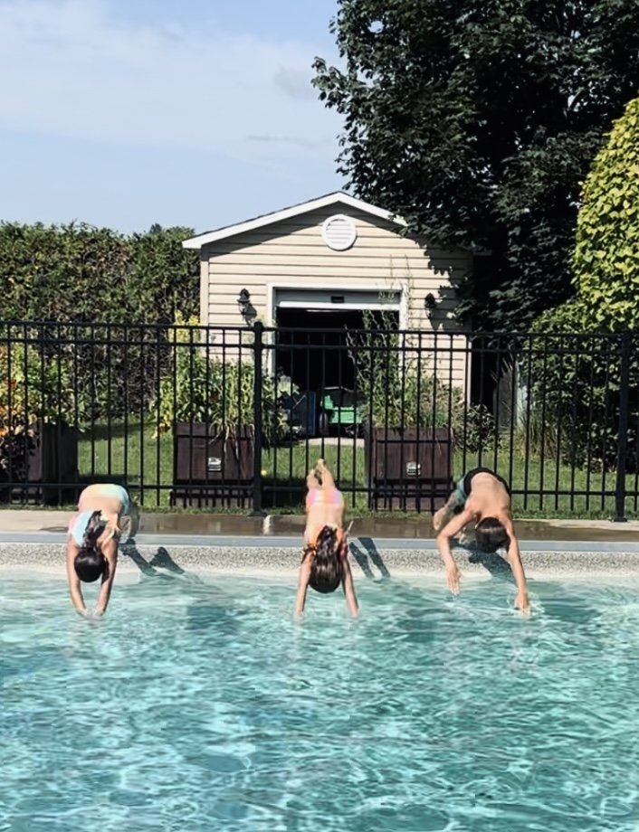 Des élèves d'AquaStars pratique un entraînement