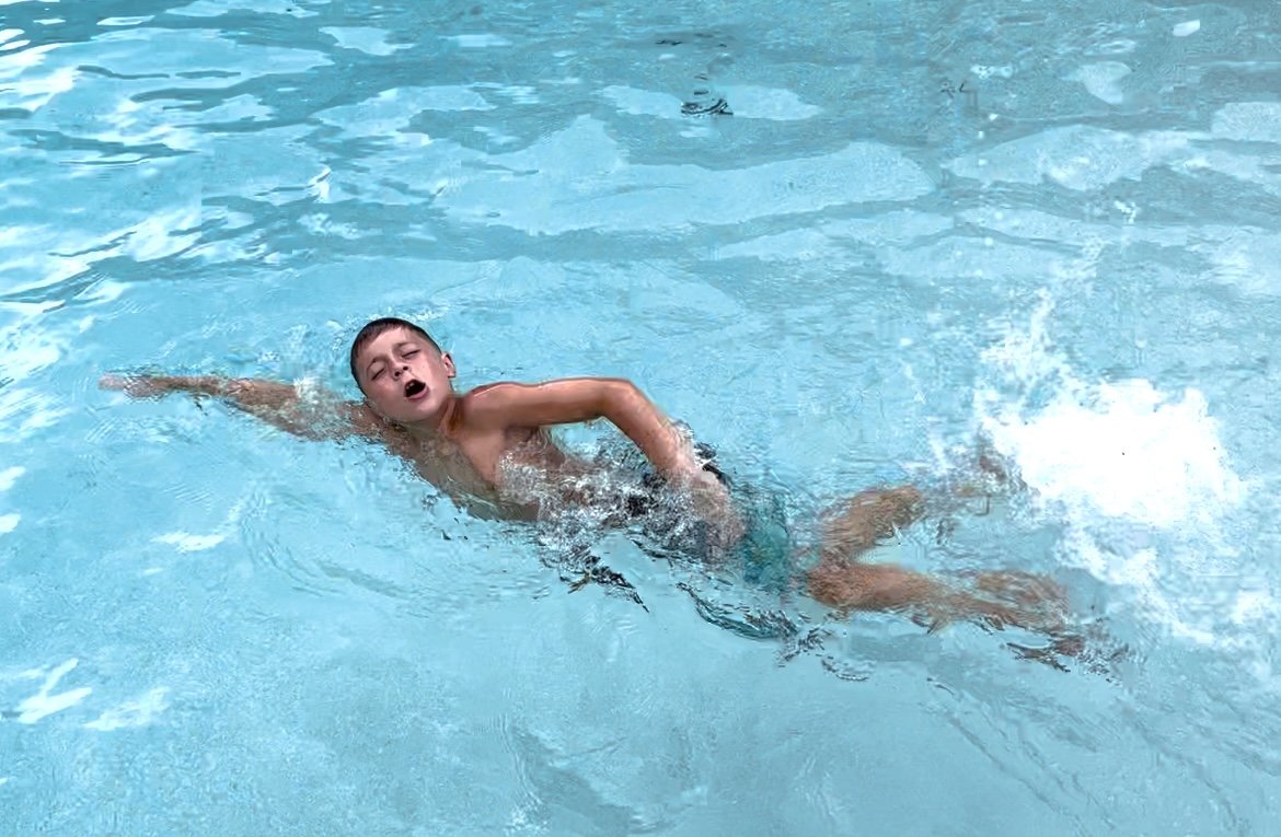 Un jeune élève de chez AquaStars fait des longueurs dans une piscine