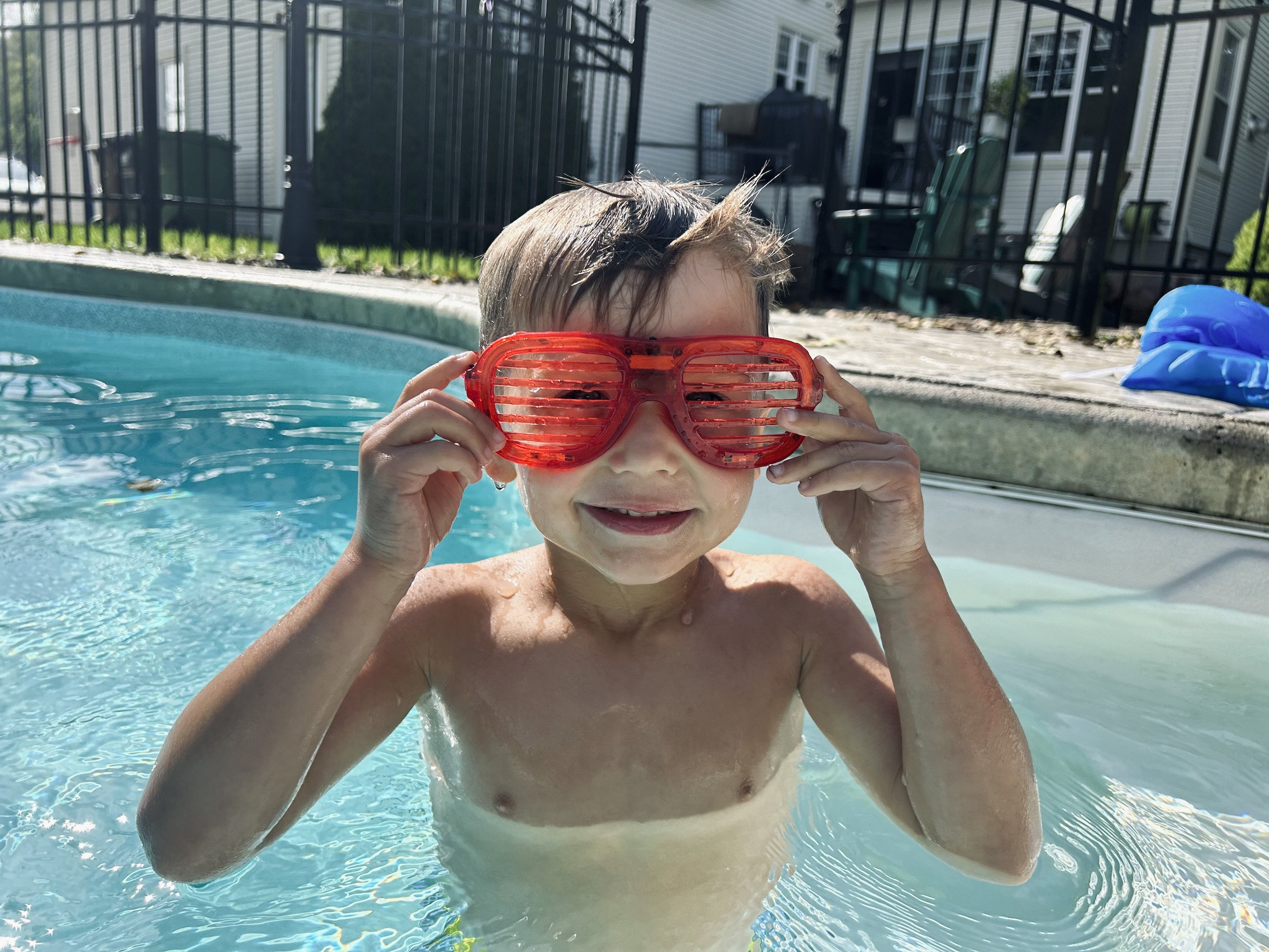Un jeune garçon a du plaisir dans l'eau