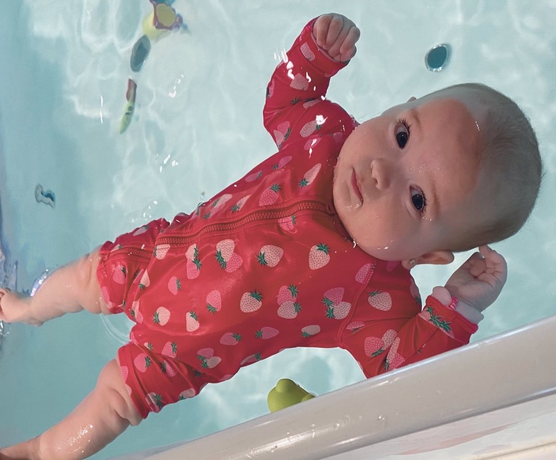 Technique d'auto-sauvetage Flip & Float réalisée par un bébé