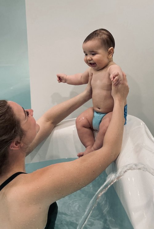 Une monitrice donne un cours dans le bain à un bébé