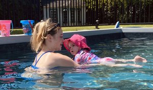 Une monitrice donne un cours de natation à un enfant