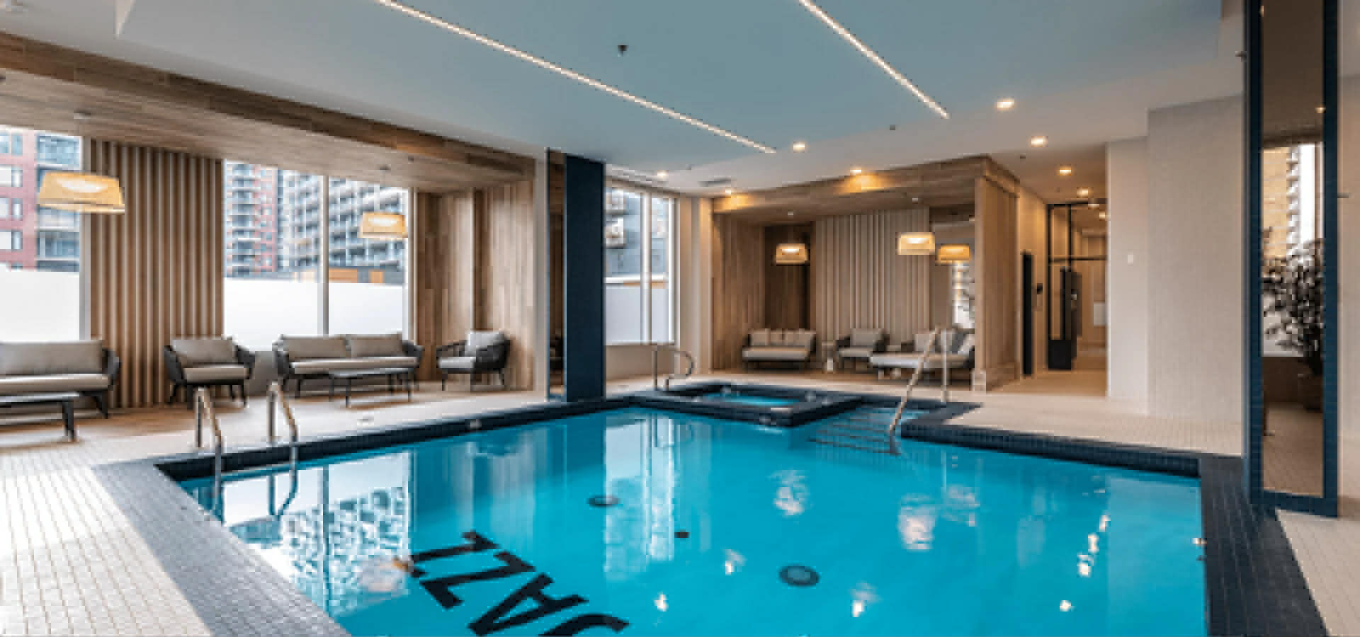 Piscine intérieure Résidence Jazz Brossard